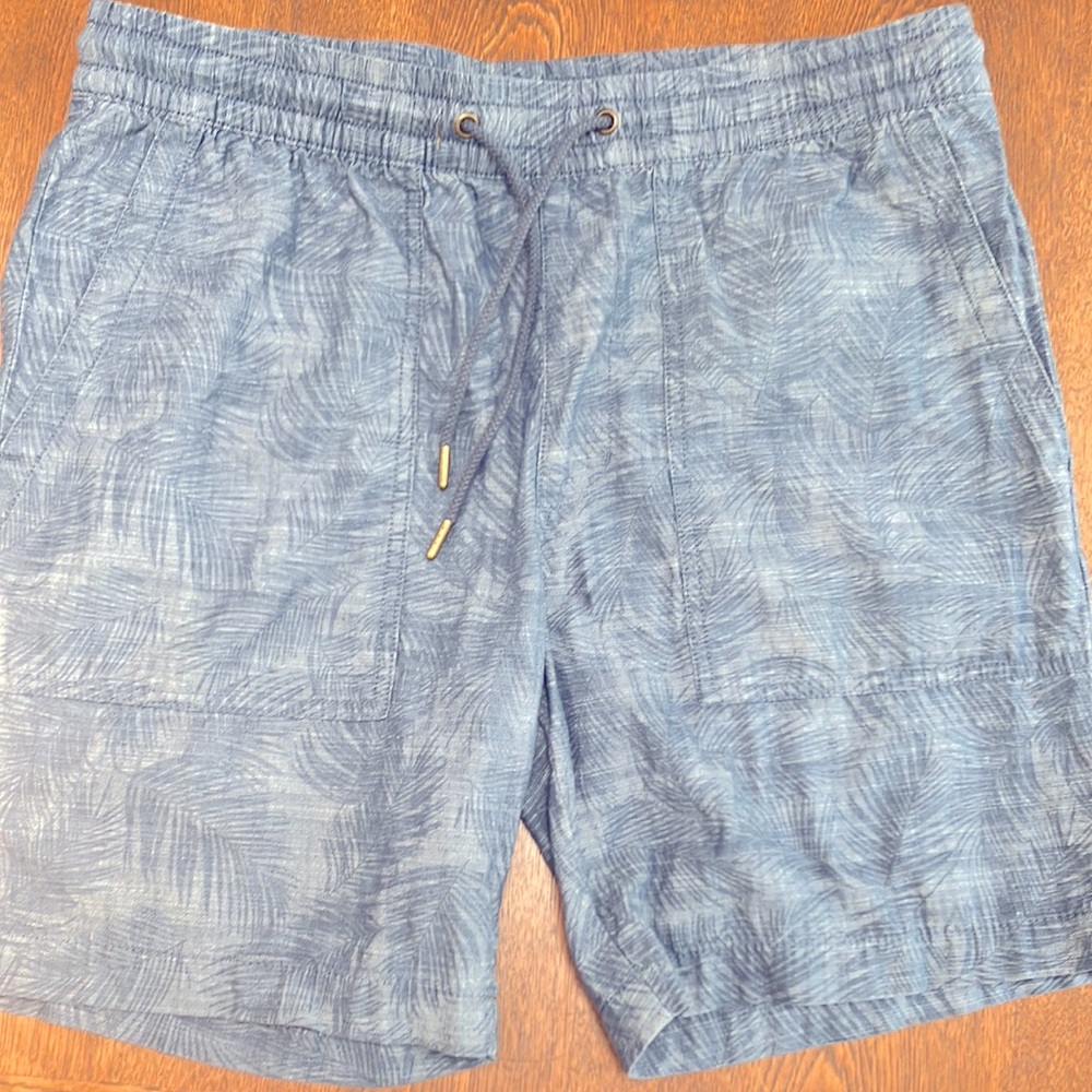 Mens Goodfellow & Co. Blue on Blue Palm Leaf design. Med. 34 waist. 7.5” inseam.